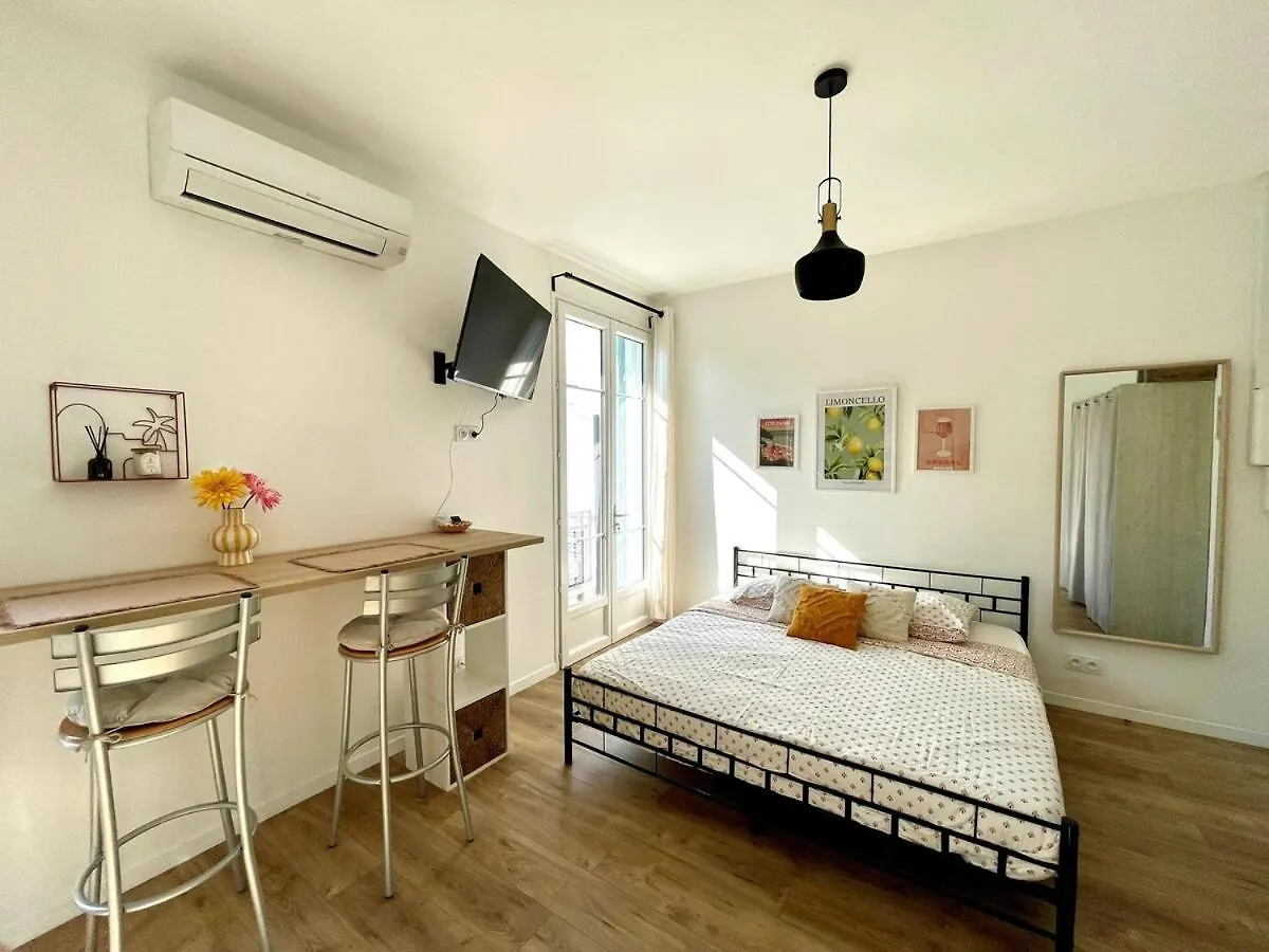 Studio Proche Mer, Avec Terrasse Et Parking Nice