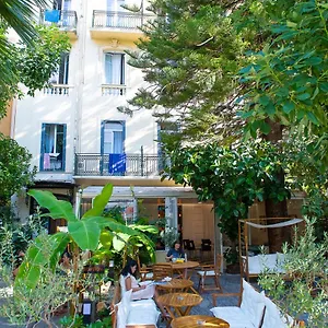 Hi Les Camélias Hostal