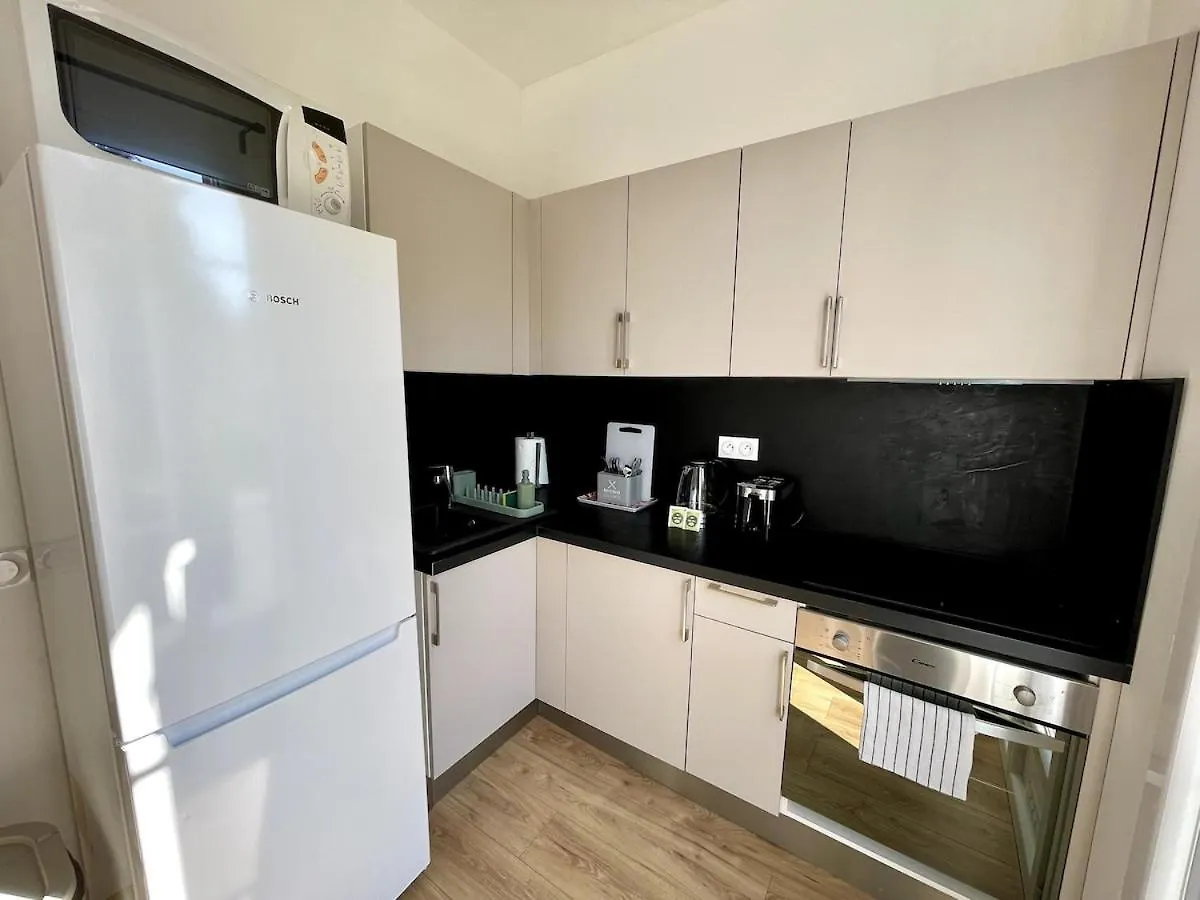 Studio Proche Mer, Avec Terrasse Et Parking Nice Apartment