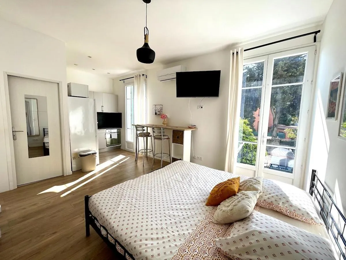 Apartment Studio Proche Mer, Avec Terrasse Et Parking Nice France