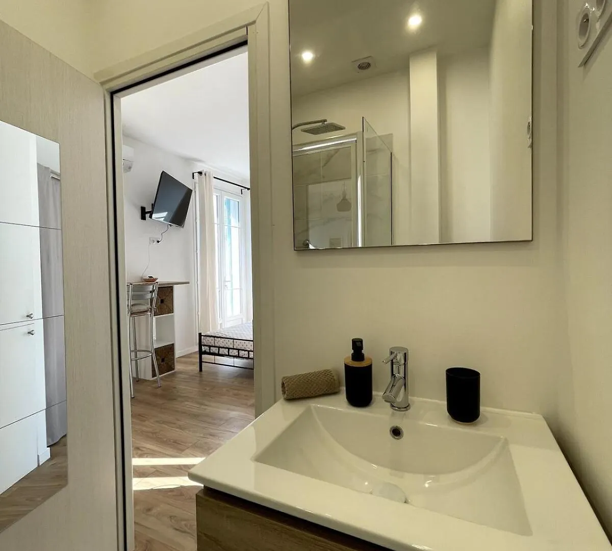Apartment Studio Proche Mer, Avec Terrasse Et Parking Nice